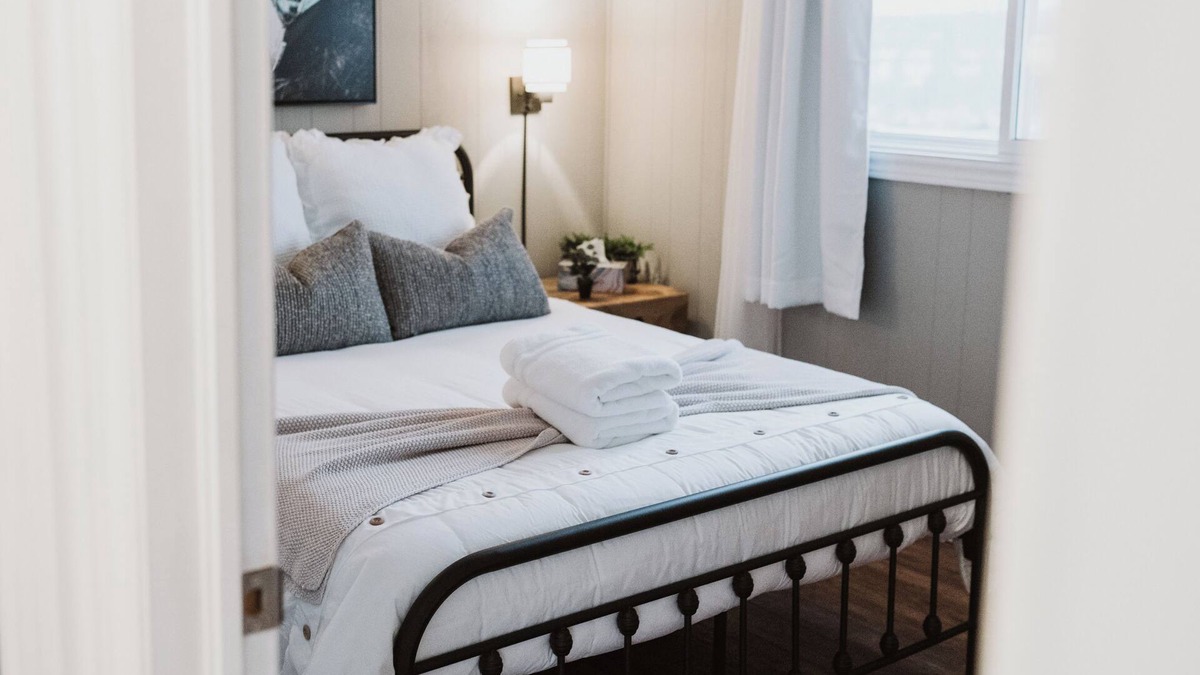 Baddow Cottage | Burnt River Waterfront- Kayaks, Hot tub, WiFi