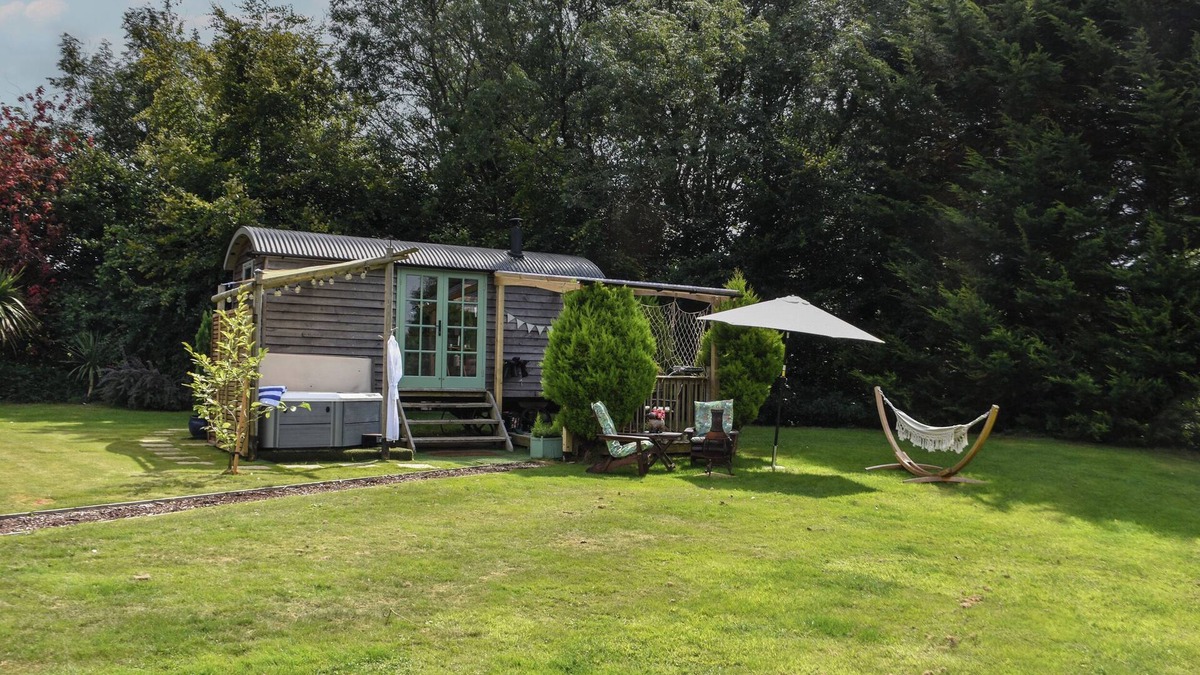 Swimbridge Cottage | BURR 1 SHEPHERDS HUT, romantic, country holiday cottage in Barnstaple