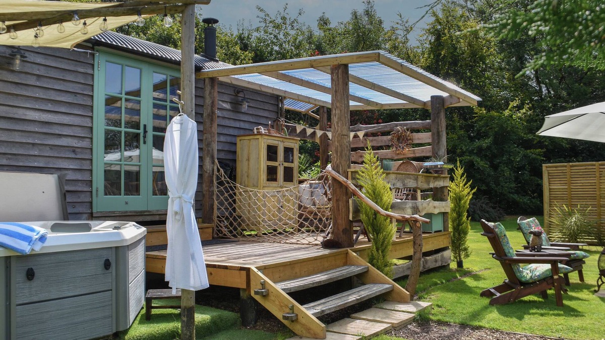 Swimbridge Cottage | BURR 2 SHEPHERDS HUT, romantic, country holiday cottage in Barnstaple