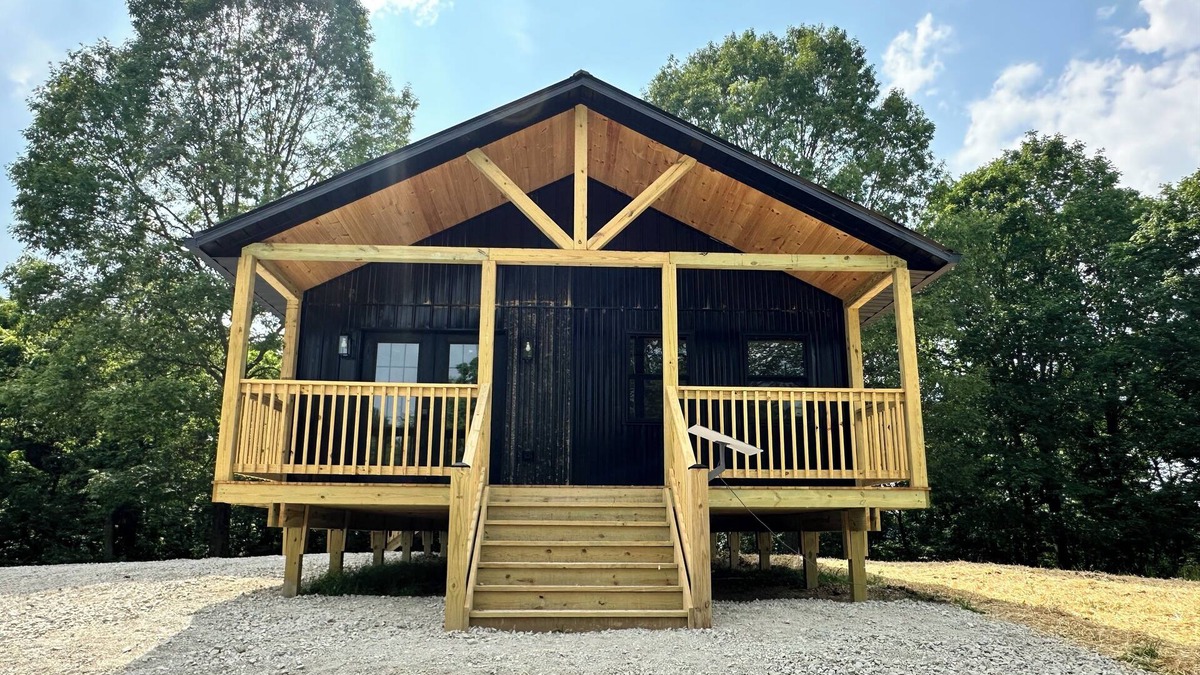 Glouster Cabin | Burr Oak Cabin With Hot Tub and WIFI