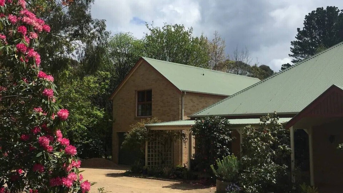 Burradoo Apartment | Burradoo Loft with king size bed. nClose to Southern Highlands wineries.