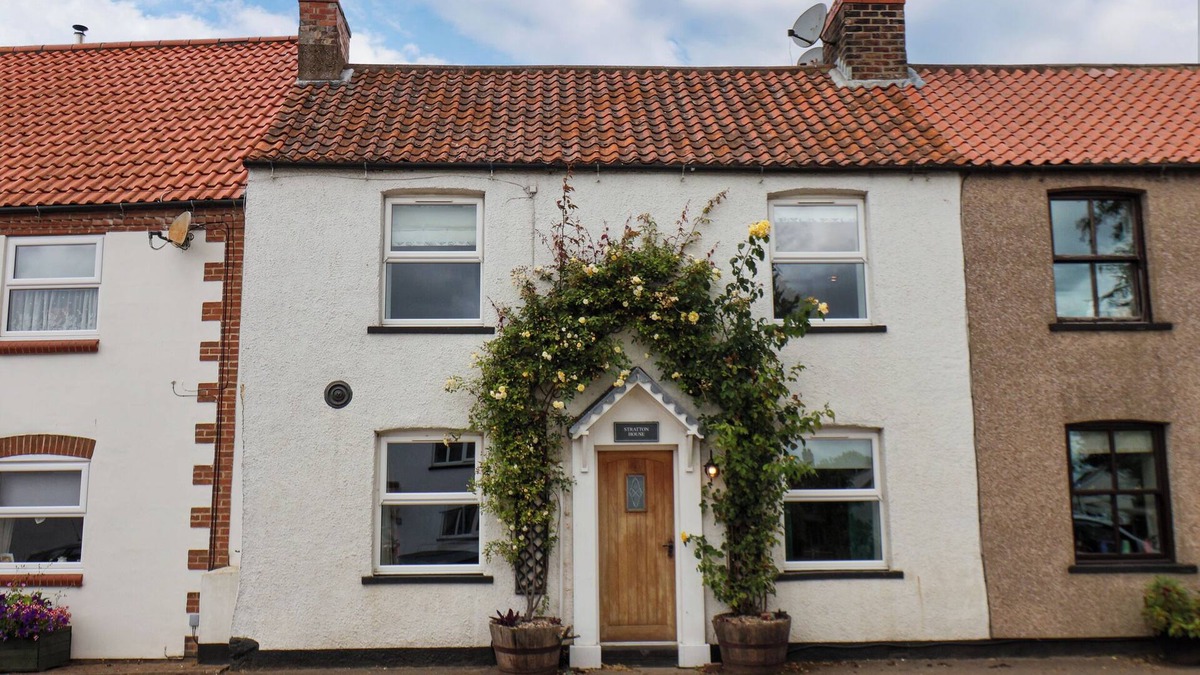 Burton Fleming Cottage | BURTON FLEMING, pet friendly, with hot tub in Hunmanby