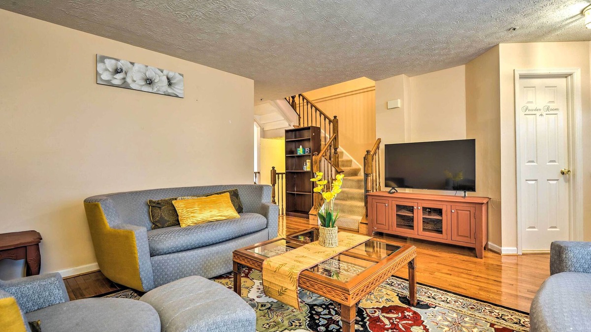 Burtonsville House | Burtonsville Townhome 20 Mi to DC!