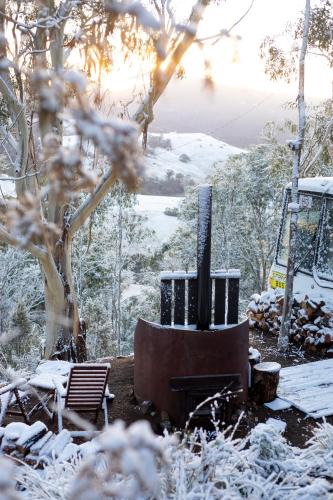 Dysart Apartment | Bus & Hot Tub Secluded Eco Forest Retreat