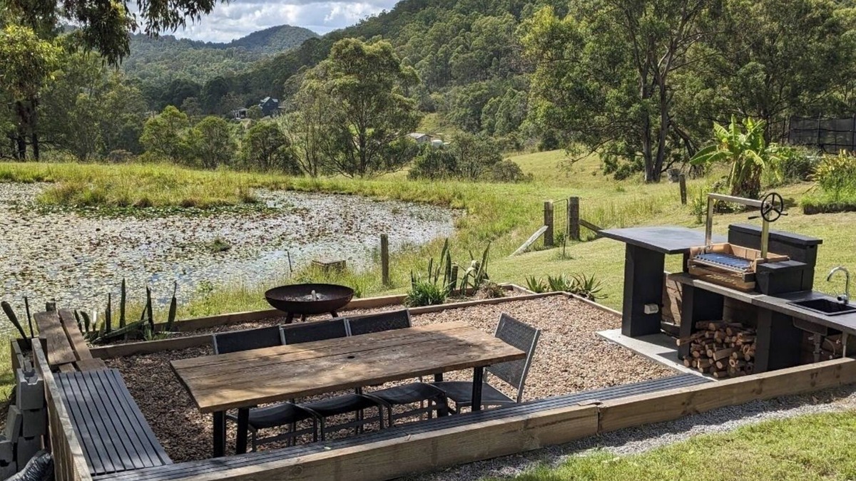 Clarence Town House | Bush Farm overlooking quiet valley