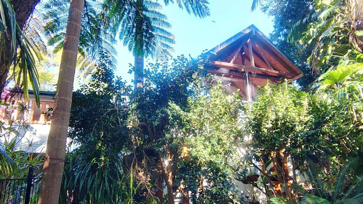 Baulkham Hills House | Bush retreat on the street. 30 mins Bus to city
