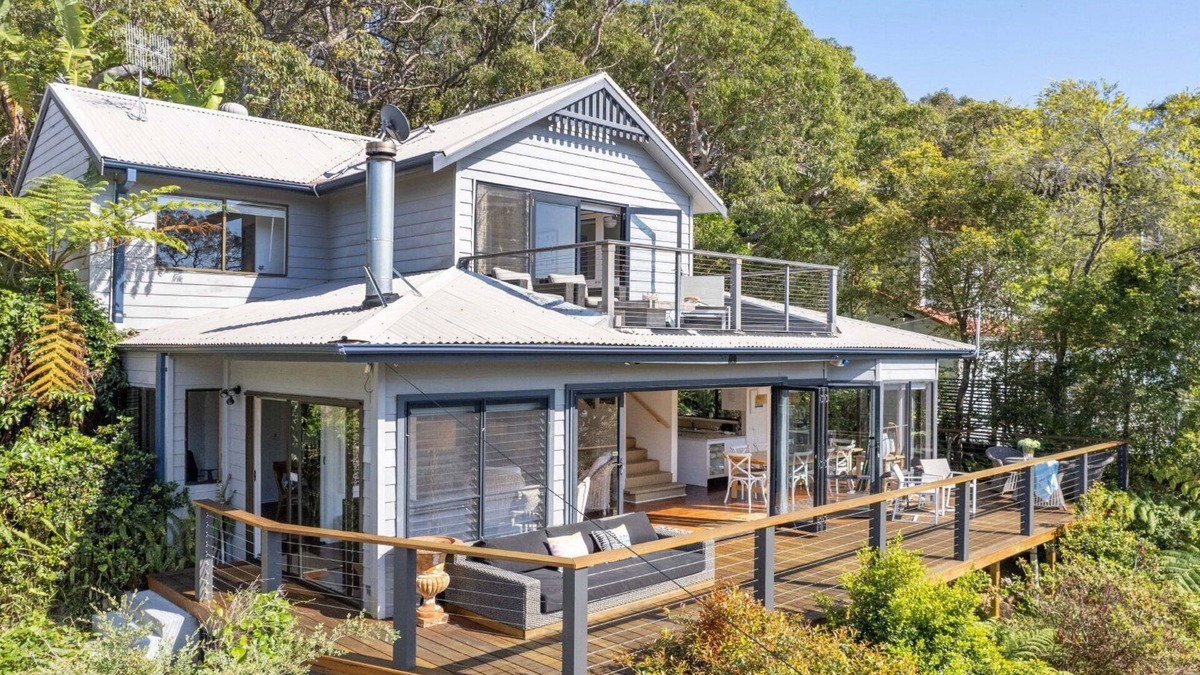 Killcare House | Bush setting and easy walk to beach