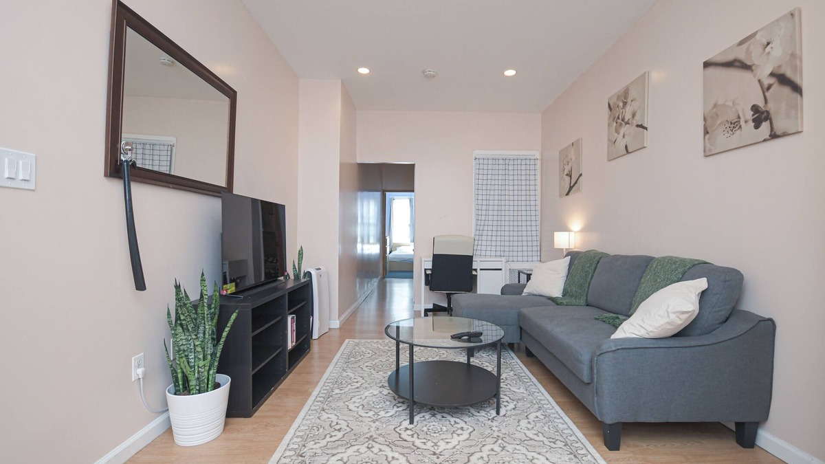 Bushwick Apartment | Bushwick King Bed Remote Office 4 Beds 20 Mins to Manhattann
