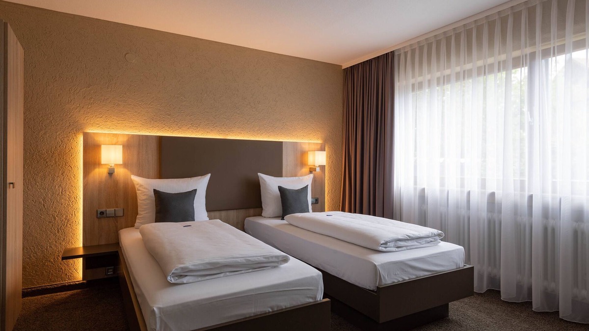 Donzdorf Apartment | Business double room with shower and WC