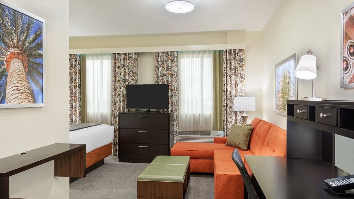 Seybold Hotel | Business Travel Bliss: 5 Minutes to Airport, Complimentary Breakfast! Pool!