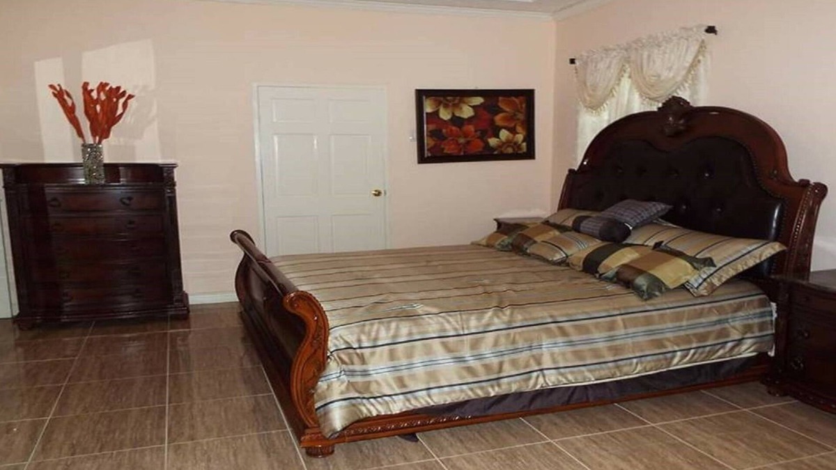 Spanish Town House | Business Travel Rental/BPO Traing and Houseing Sleeps 14+