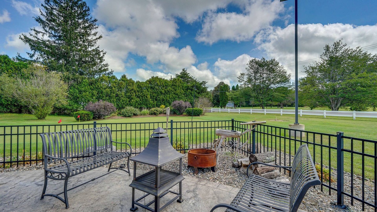 Buskirk Cottage | Buskirk Vacation Rental w/Deck & Putting Green!