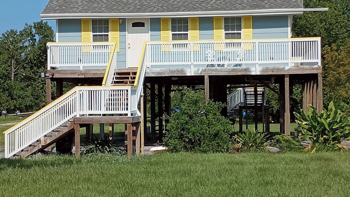 Houma House | Butsy's Fish Camp is a Cozy 3-bedroom house. Close to the BEST fishing in LA!