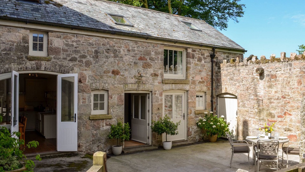 Ivybridge Cottage | BUTTERBROOK COACH HOUSE, pet friendly, with open fire in Ivybridge