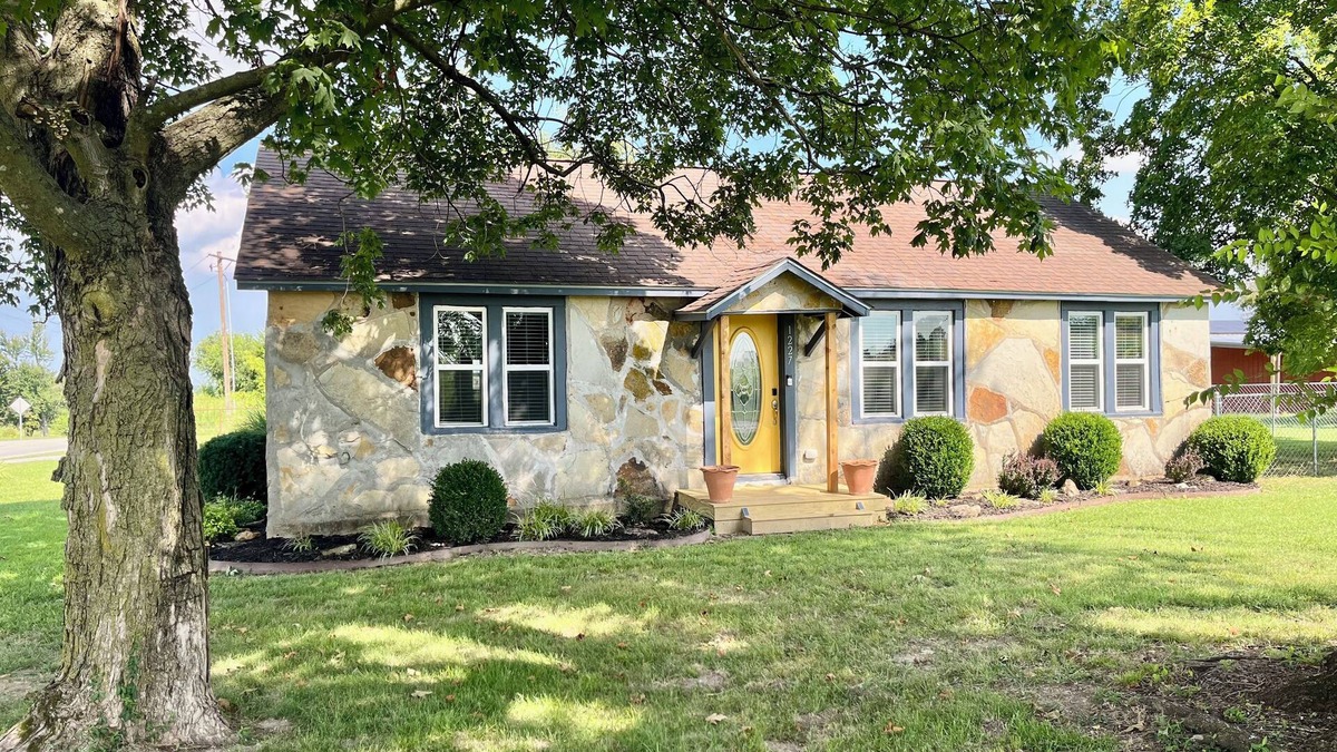 Highfill House | Buttercup Bungalow; charming 1925 "giraffe" country house 3 min from XNA