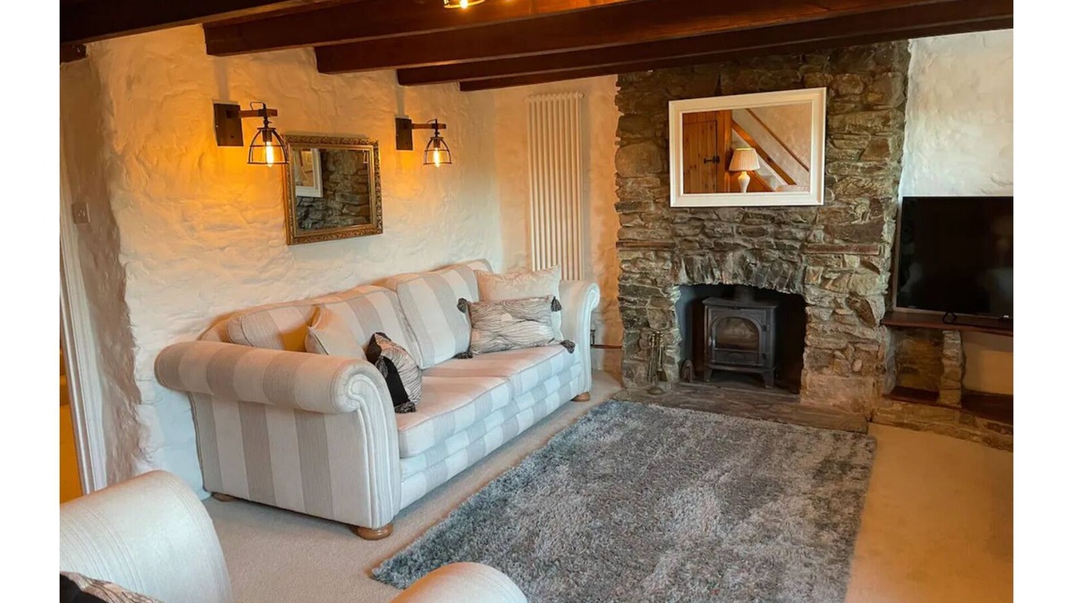 St. Blazey Cottage | Buttercup Cottage, located in the gateway to Eden!