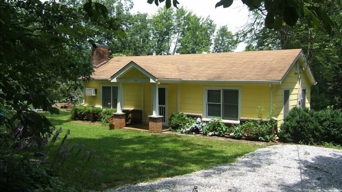 Saluda Cottage | Buttercup Cottage, Historic Saluda, NC. Cozy Mountain Retreat