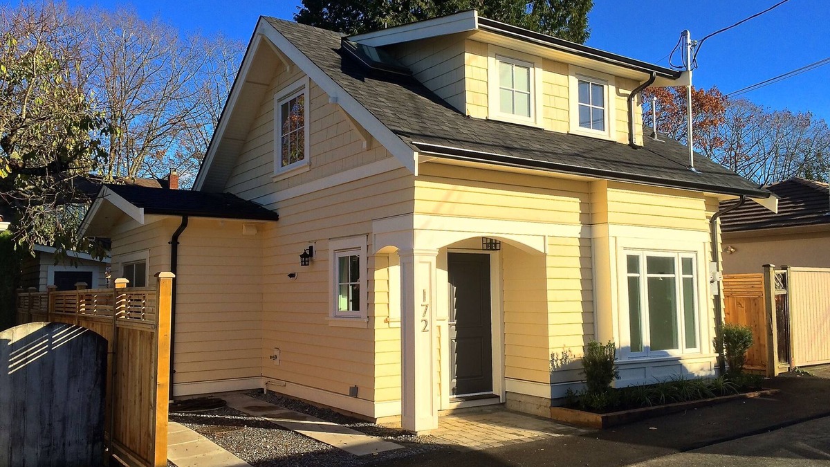 Riley Park-Little Mountain Cottage | Buttercup Guest House