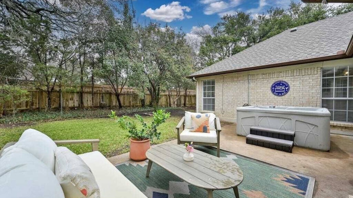 Cedar Park House | Buttercup's Artist Retreat | Sleeps 10 | Hot tub