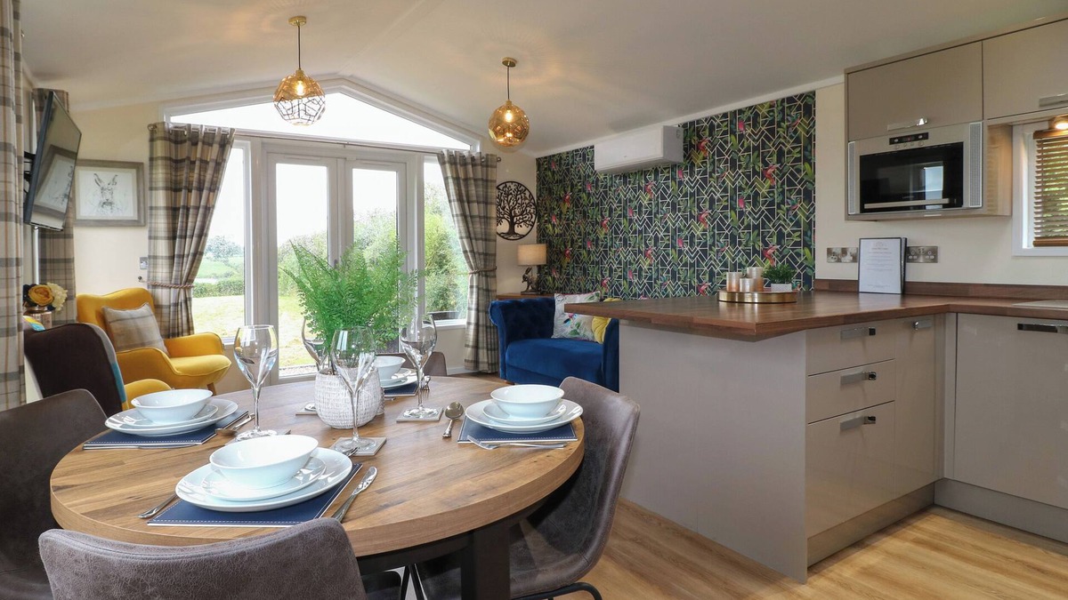 Swadlincote Cottage | BUTTERCUP, with hot tub in Donisthorpe