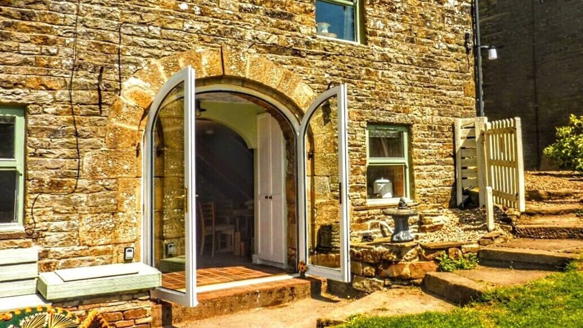 Wearhead Cabin | Butterfly Lodge, Cosy December get away in this snug converted rural cart house