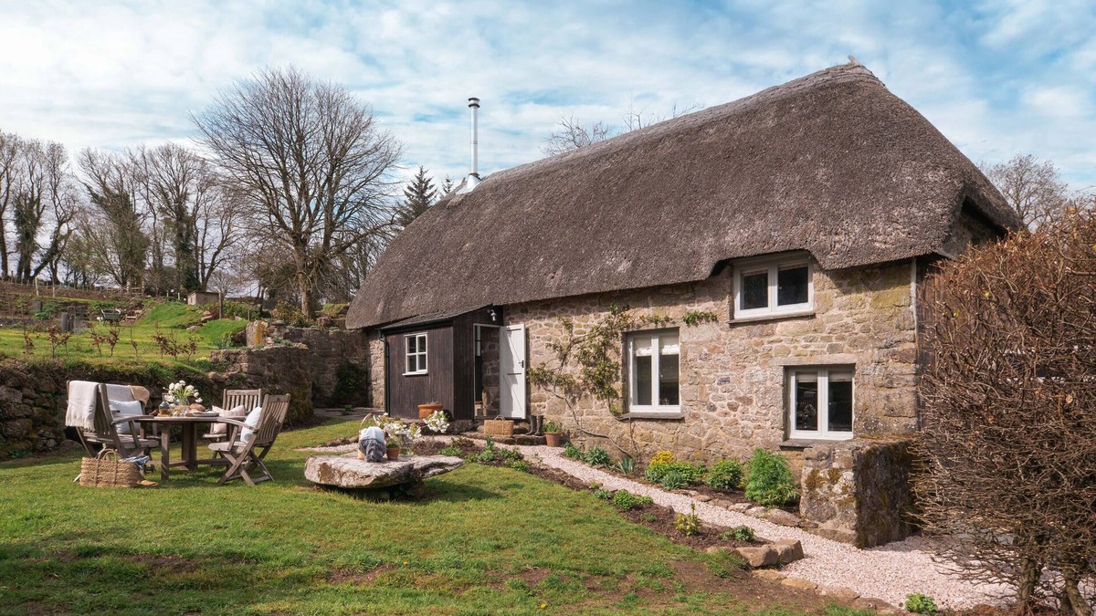 Sticklepath Cottage | BUTTERWELL COTTAGE AT COLLIHOLE, with open fire in Chagford