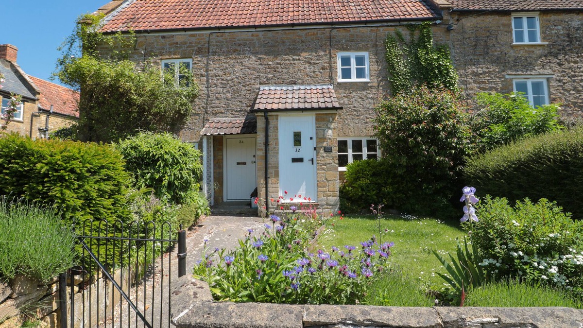 Brympton Cottage | BUTTON COTTAGE, pet friendly, character holiday cottage in Tintinhull