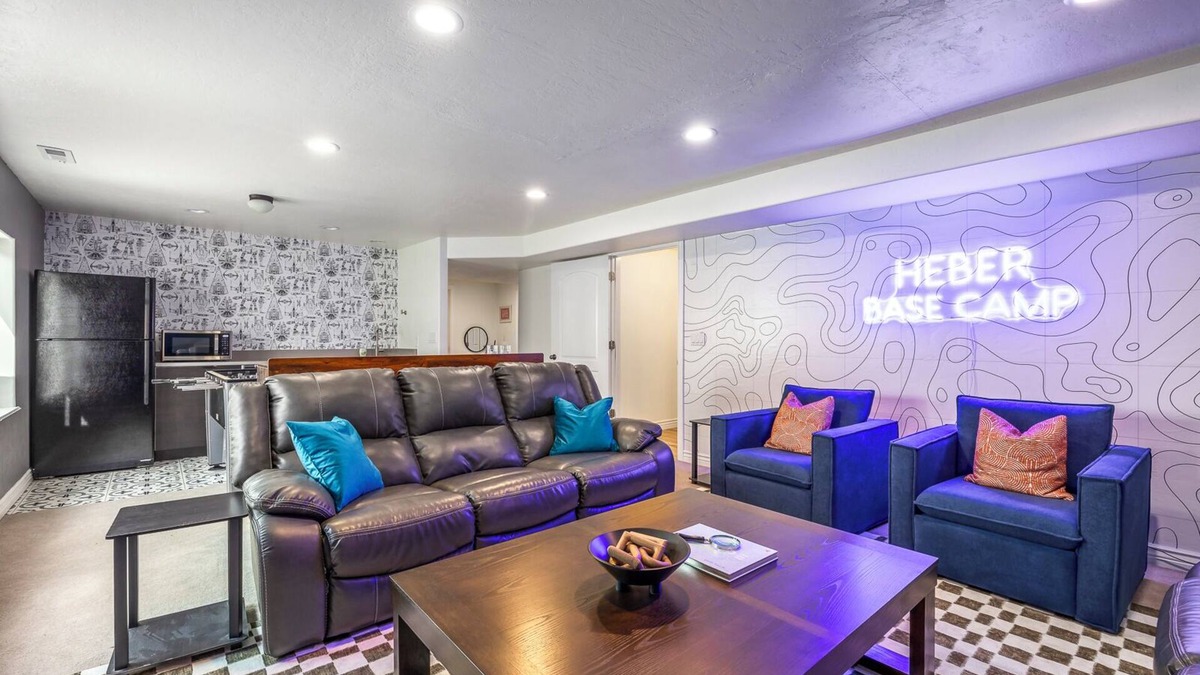 Heber House | Buy 4 get 5th free—XBOX room- Pets welcomed! Sleeps 18- Hottub- Hammocks