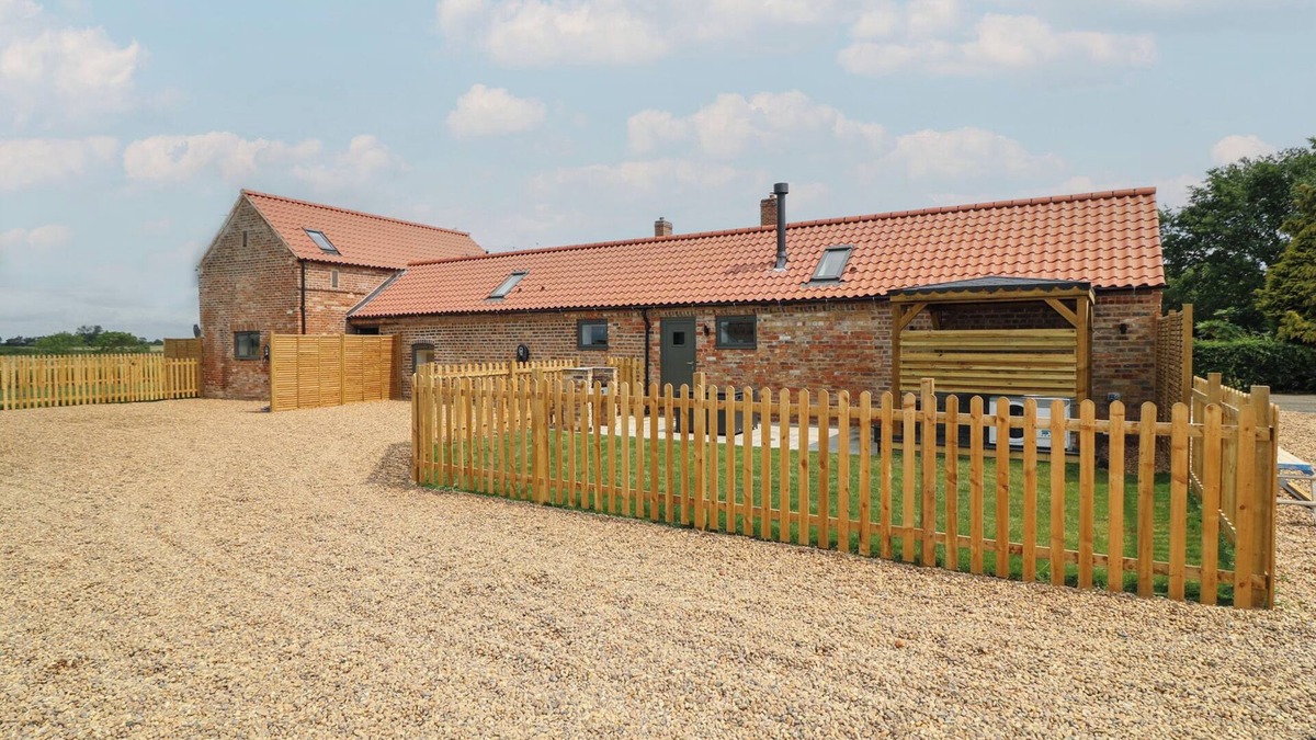 Metheringham House | BUZZARD BARN, pet friendly, luxury holiday cottage in Woodhall Spa