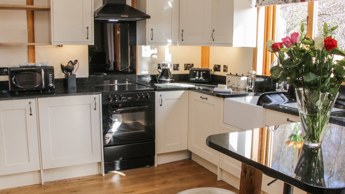 Felton Cottage | BUZZARD LODGE, character holiday cottage, with hot tub in Kinnerley