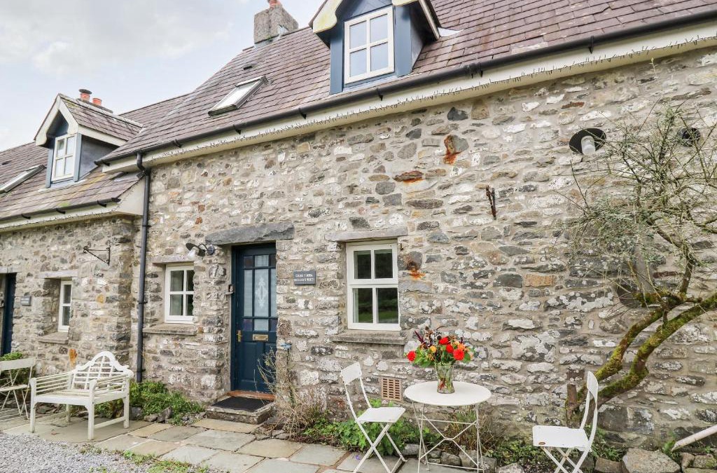 Llandeilo House | Buzzards Watch