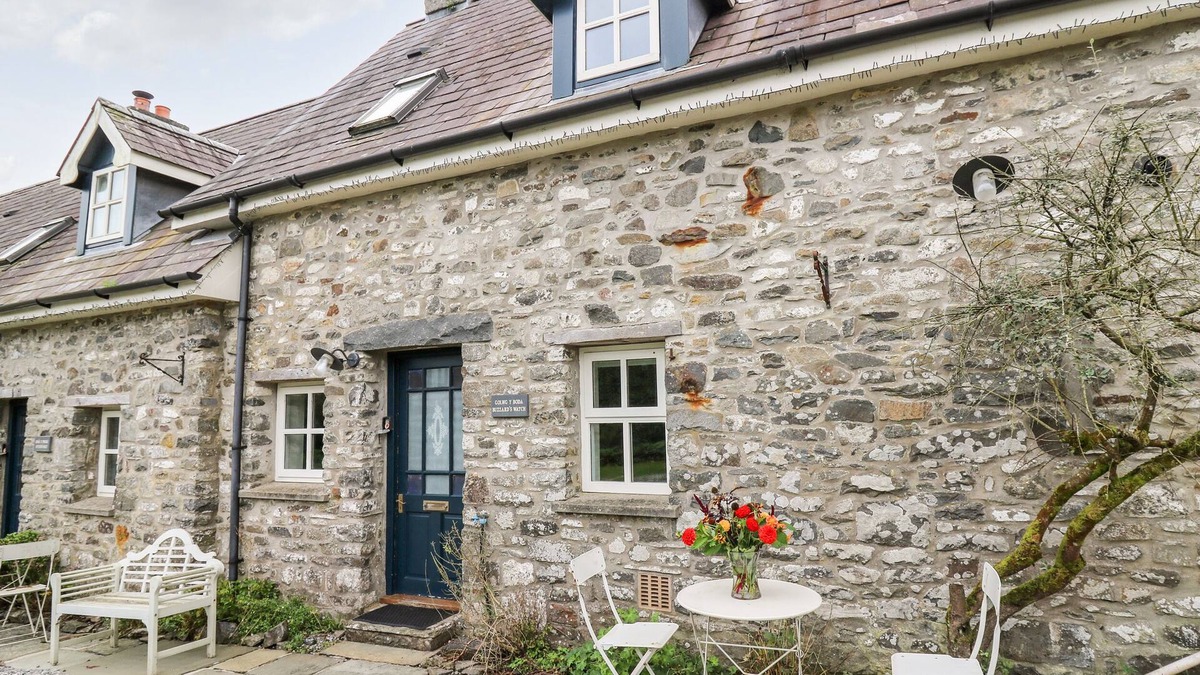 Llandeilo Cottage | BUZZARDS WATCH, pet friendly, character holiday cottage in Llandeilo