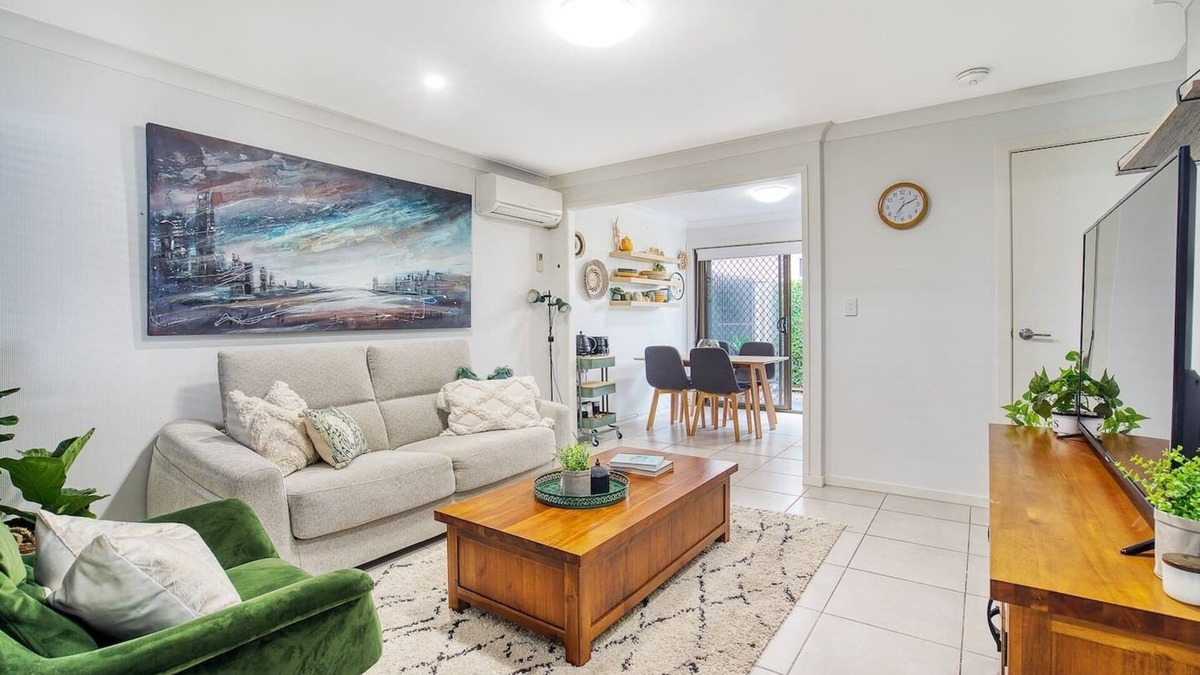 Surfers Paradise Apartment | Buzzing Surfers Vibrant Indoor outdoor Lifestyle