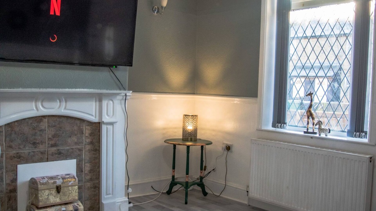 Huddersfield House | Bv Classic 2 Bed Perfect For Contractor In Hud