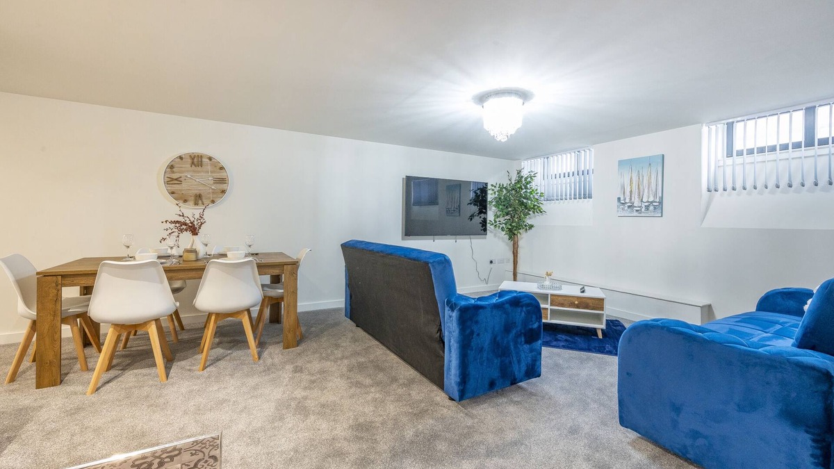 Bradford Apartment | Bv Large Navy Blue Diamond Suites Apt