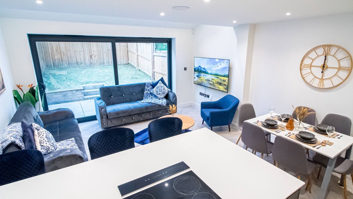 Leeds House | Bv Leeds 4 bedroom Townhouse With Private Parking