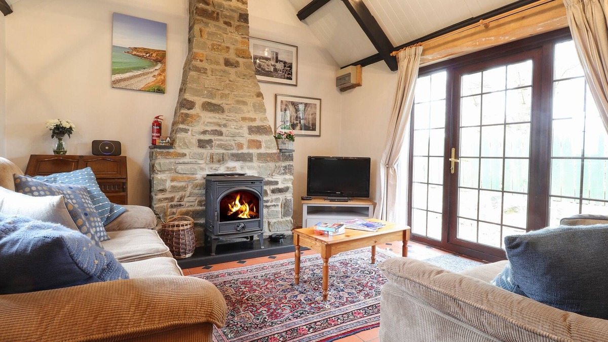 Trefin Cottage | BWTHYN ALARCH, family friendly, with hot tub in St Davids