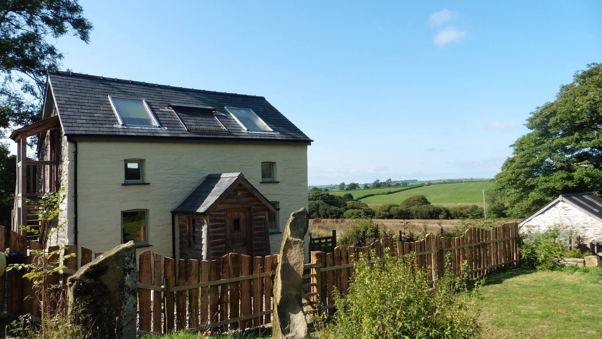 Crymych Cottage | Bwthyn Bran, 1-bed cosy cottage on the edge of the Preseli hills. Pet friendly