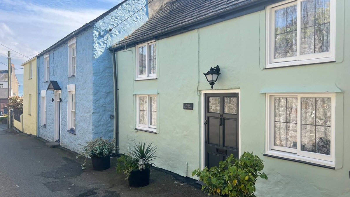 Beaumaris Cottage | Bwthyn Bryn Gwyn - a near a pub that sleeps 4 guests in 2 bedrooms