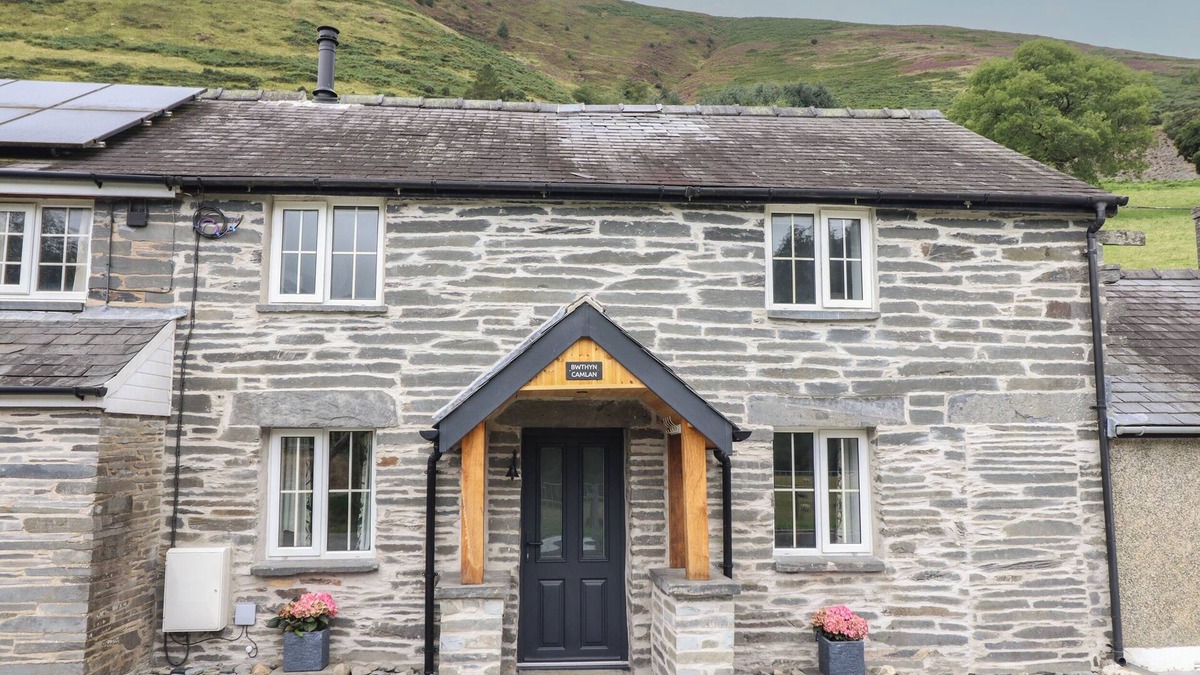 Dinas Mawddwy Cottage | BWTHYN CAMLAN, family friendly, with hot tub in Dinas Mawddwy