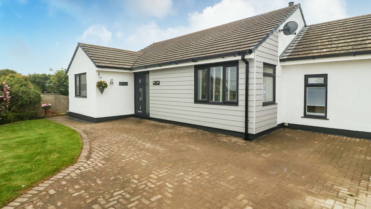 Cemaes Bay Cottage | BWTHYN EIRLYS (SNOWDROP COTTAGE), family friendly in Cemaes Bay
