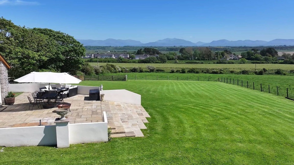 Malltraeth Cottage | Bwthyn Gwenllyr - sleeps 6 guests in 3 bedrooms