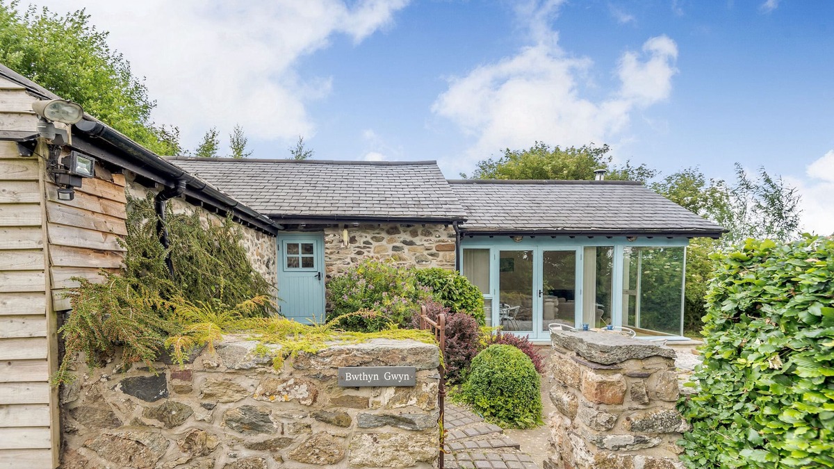Llanfairpwllgwyngyll Cottage | BWTHYN GWYN, family friendly, with open fire in Penmynydd
