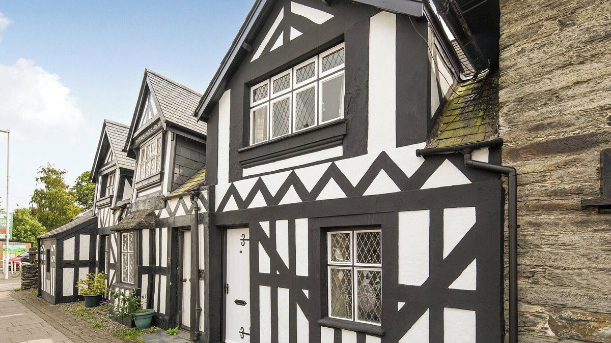 Machynlleth Cottage | Bwthyn Llys (Machynlleth Old Court House)