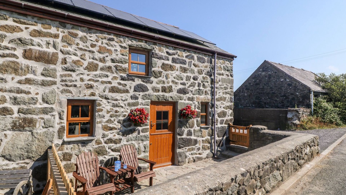 Garn Fadryn Cottage | BWTHYN SIOP PENCAERAU, family friendly, with hot tub in Aberdaron