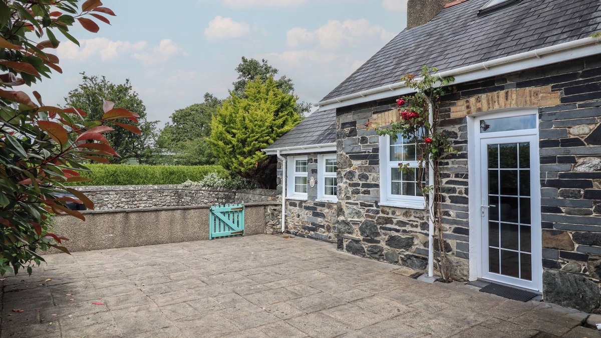 Tywyn Cottage | BWTHYN Y GWAS, pet friendly, character holiday cottage in Tywyn