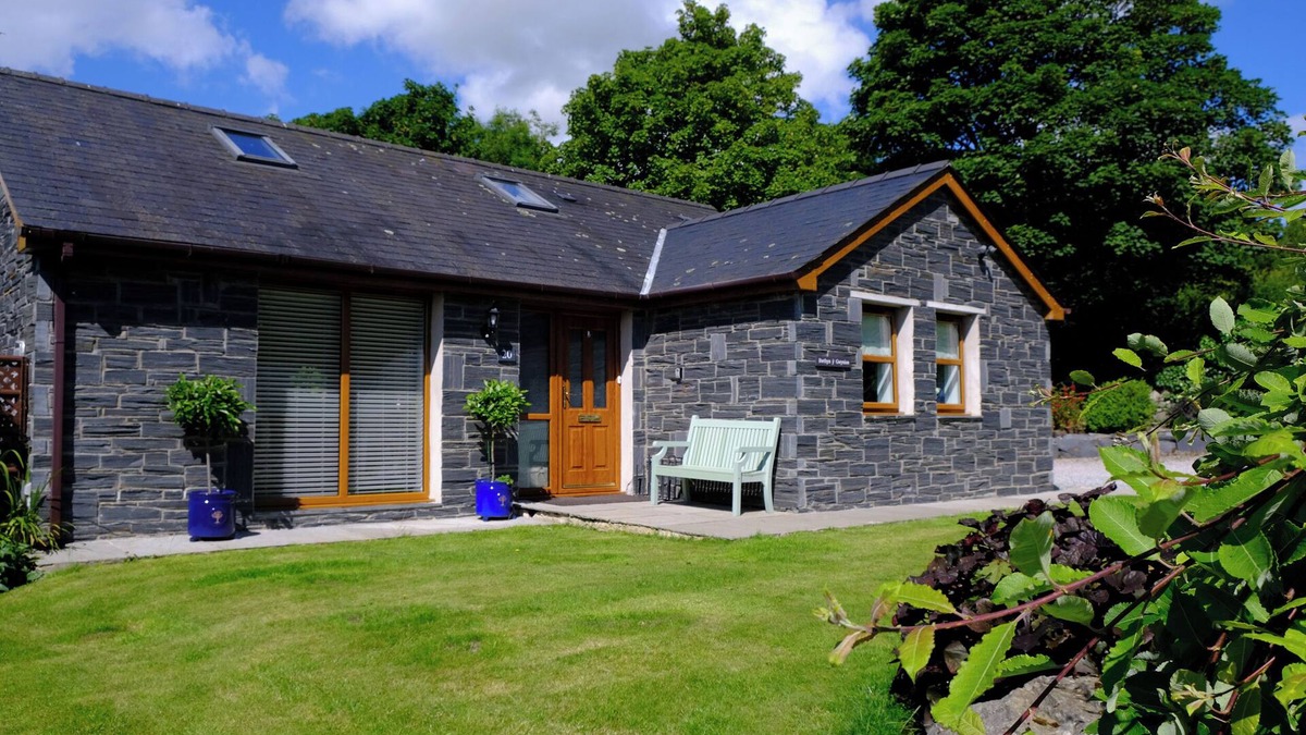 Llanddaniel Fab Cottage | BWTHYN Y GWYNION, pet friendly, country holiday cottage in Gaerwen