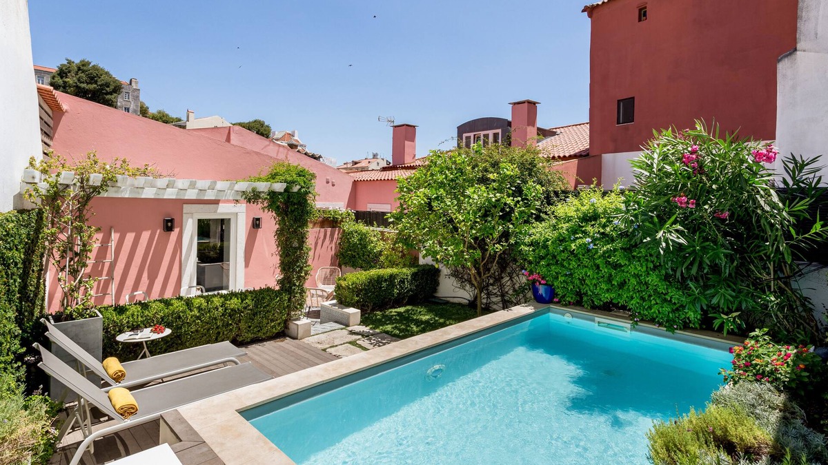 Socorro Apartment | By the Castle | LUXURIOUS, PRIVATE GARDEN & HEATED SWIMMING POOL