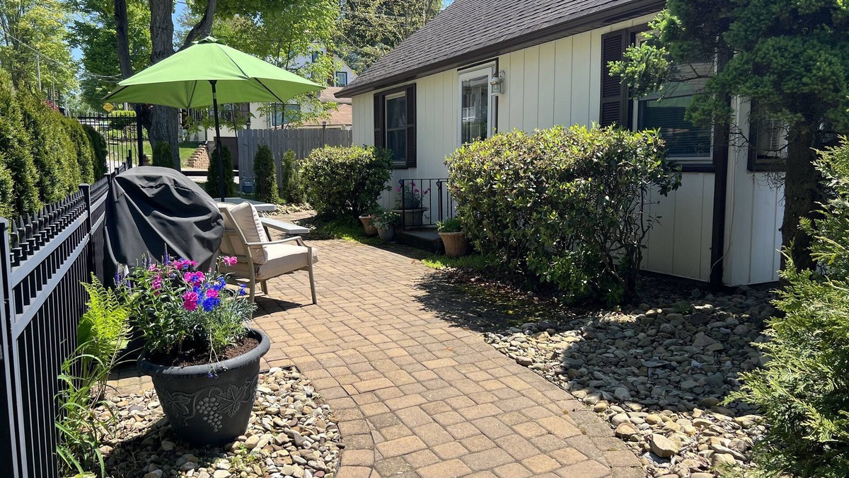 Conneaut Lakeshore Cottage | By the Lake Cottage