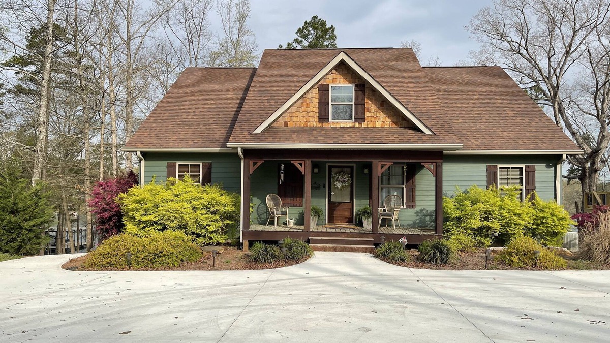 Hartwell House | By the Lake Lodge. 4 Bedroom/4 Bath.Enjoy fun on the lake.